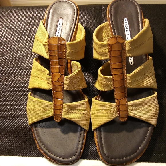 Donald J. Pliner - NWT- Open Toe Wedge, 3 Fabric Straps For Comfort, Size 7... - Picture 2 of 12